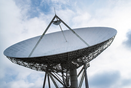 Large radio telescope, parabolic antenna