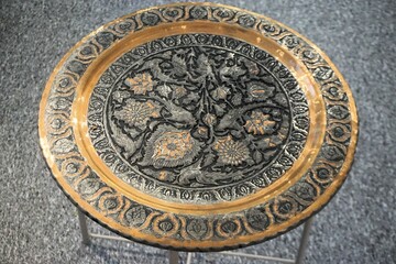 Kleiner runder silberner Messingtisch mit Ornamentenmuster 