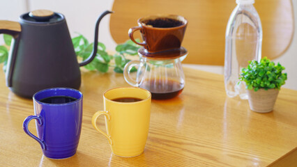 ペアのマグカップ｜ダイニングテーブルでドリップコーヒー