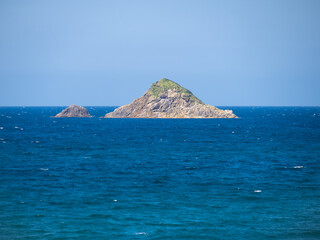 Fototapeta premium 白兎海岸から見た大島(伏野大島)と夏の日本海の風景。(鳥取県鳥取市) 