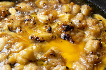 焼鳥(ぼんじり)の卵とじ調理シーン。残った焼鳥リメイクイメージ。
