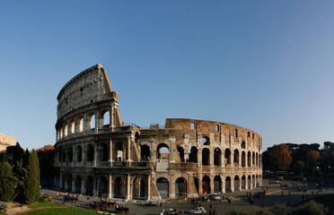 Naklejka premium An ancient, bustling structure surrounded by a throng of individuals