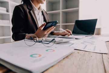 Real estate brokerage agent Deliver a sample of a model house to the customer, mortgage loan...