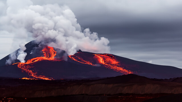 噴火する火山　噴煙と共に流れ出る溶岩　AI生成画像