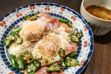 目玉焼き丼と味噌汁