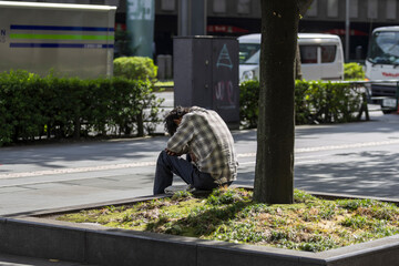 路上にうずくまる男性