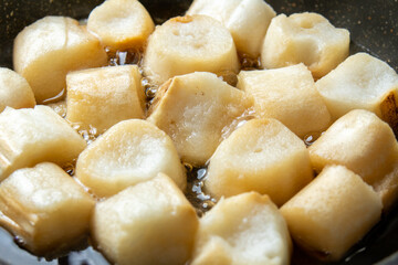 麩(焼き麩)を卵とじするため、だし汁の入ったフライパンで煮る調理シーン。
