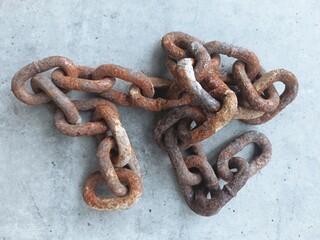 Fototapeta premium The iron chain with the large ring was rusted and crusted.