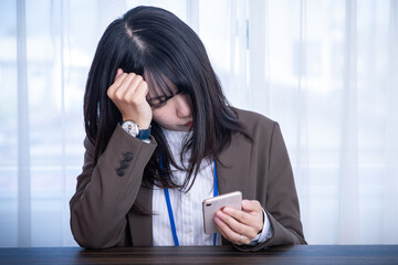 悩むビジネスウーマン　worried business woman