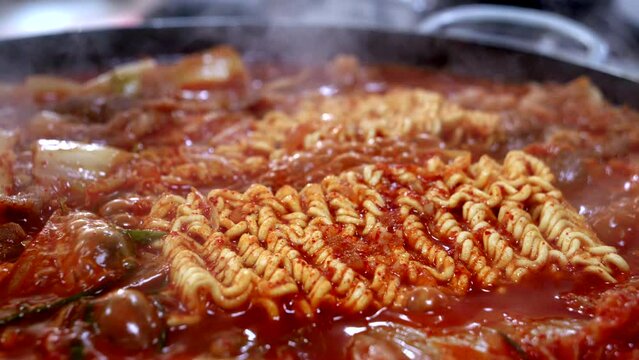 매운 돼지고기 김치째개에 라면 사시릴 넣은 모습, 한국 음식중 가장 유명한 요리