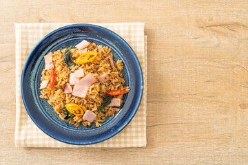 Obraz na płótnie Canvas ham fried rice with herbs and spices