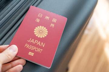 日本のパスポートを持つ手
