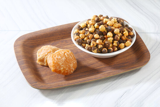 Roasted Chana or Bhuna Chana with Gur, Gud or jaggery