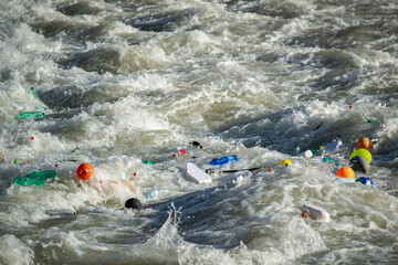 Objets en plastique tombés dans un fleuve