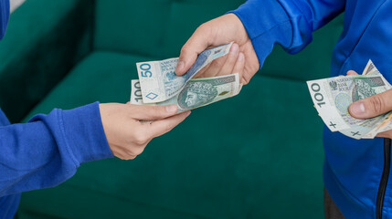 Szef daje wypłatę pracownikowi, polskie banknoty pln - obrazy, fototapety, plakaty