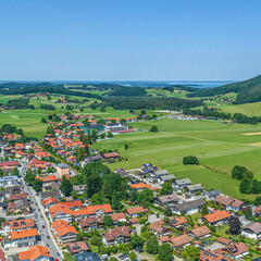 Fototapeta na wymiar Aschau im Chiemgau von oben, Blick über den Bahnhof und die Kinderklinik zum Chiemsee
