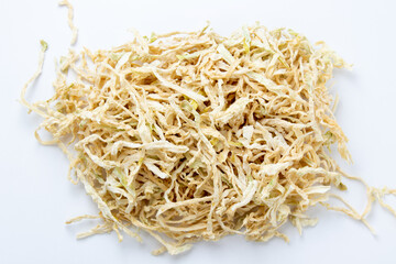 切り干し大根。戻す前の乾燥した状態。
