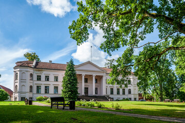 Obraz premium Ivande manor in sunny summer day, Latvia. Courtyard view.