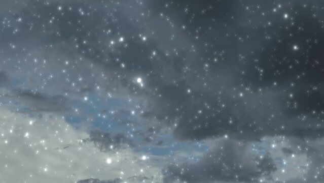 冬の寒そうな曇り空の背景　ゆっくりキラキラと輝きながら降り落ちる粉雪の雪片　クリスマス・山・雪山・ホリデー・遭難　