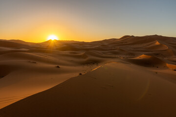 Fototapeta na wymiar Moment when the first rays of sun appear in the Mezouga desert.
