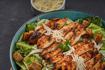 Close-up of chicken strips in a plate with vegetables and cheese