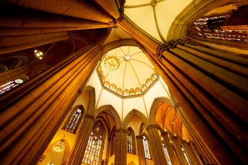 Abóbada vista do interior da Catedral da Sé, Centro Histórico de São Paulo. 