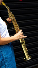 Fototapeta premium Musicista tocando clarinete na Rua São Bento Centro Histórico de São Paulo, Brasil. 
