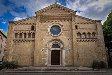 Fototapeta na wymiar entrance to the cathedral of fano