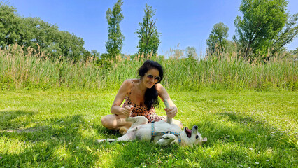 Frau mit Hund im Park