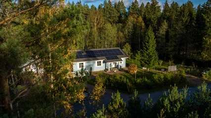 Foto op Aluminium Aerial view of a detached home powered by photovoltaic cells, sunny autumn day © Wirestock