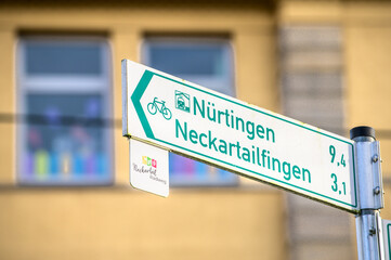 Wegweiser Fahrradweg Nürtingen Neckartailfingen vor Schulgebäude