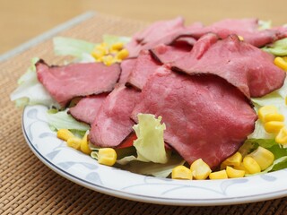 ローストビーフと野菜のサラダ
