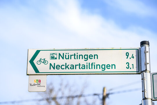 Wegweiser Fahrradweg Nürtingen Neckartailfingen vor Himmel