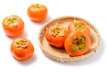 ザルに盛られた愛知県豊橋市産の次郎柿