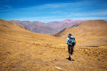 Caminante solitario por las monta&ntilde;as juje&ntilde;as, en Argentina