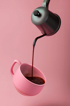 Uma chaleira flutuando vertendo caf&eacute; em uma x&iacute;cara cor-de-rosa flutuando, com fundo cor-de-rosa.