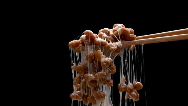糸を引く納豆の4Kスローモーション動画