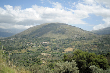 Fototapeta na wymiar Amari et le mont Samitos vus depuis Méronas près d'Amari en Crète