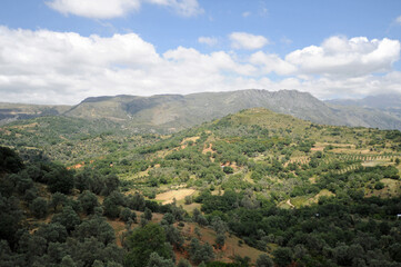Fototapeta na wymiar La colline de Veni et la Fortetsa vue depuis Méronas près d'Amari en Crète