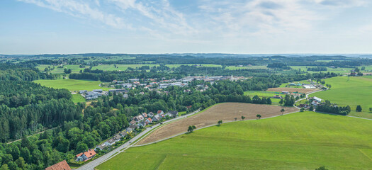 Wolfegg im Württembergischen Allgäu, Blick zum Bahnhof und zum Gewerbegebiet Grimmenstein