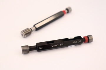 Double threaded plug for thread inspection