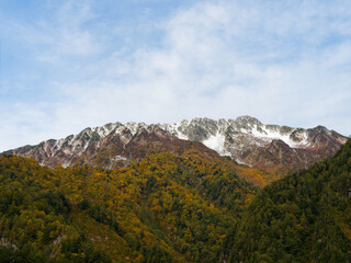 青空と紅葉と雪がコラボした立山
