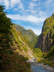 Fototapeta na wymiar 黒部渓谷下ノ廊下の断崖絶壁に作られた道の写真