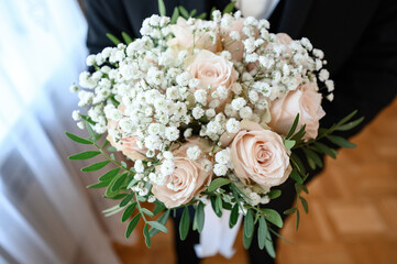 Close-up of the bride's wedding bouquet.