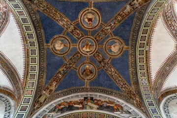 Obraz premium Ancient building with ornately painted walls and ceilings in Italy