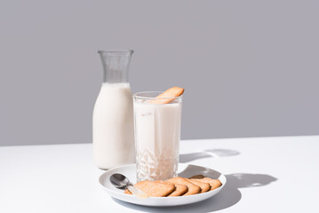 Vaso de leche y botella llena de leche. Desayuno con galletas de canela