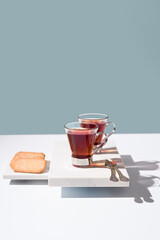 Dos tazas de té rojo con galletas sobre mármol	
