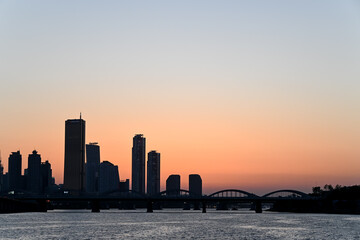 Fototapeta premium Beautiful sunset over the city at Han River, Seoul. 