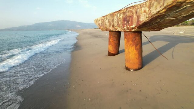 The 670 meter structure was built in the 70s. Symbol of the degradation and abandonment of the area, today it has definitively collapsed in the initial part, sinking into the sea shore of the Gulf of 