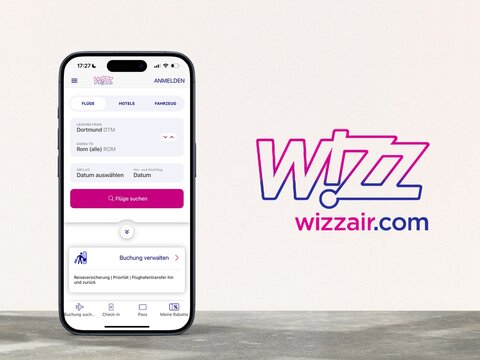 Wizz Air App wird auf dem Smartphone angezeigt, daneben das Wizz Air Logo, Reisen, Fluggesellschaft, Flugzeug, Billigflieger, Fluggesellschaft